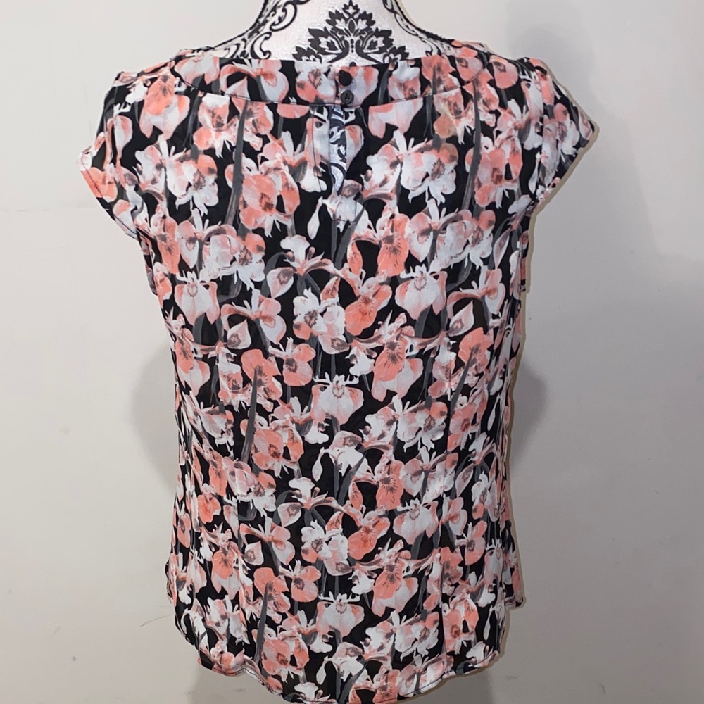 5/$50 Worthington Black and Coral Floral Cap Sleeve Blouse Size Medium - Picture 5 of 10